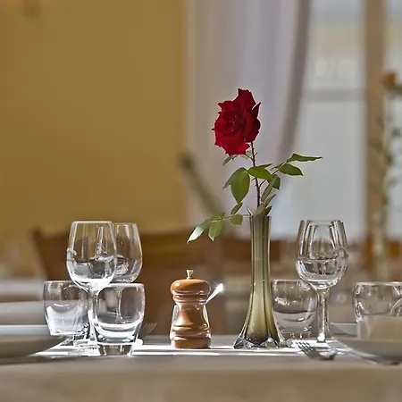Chateau Pomys 3*